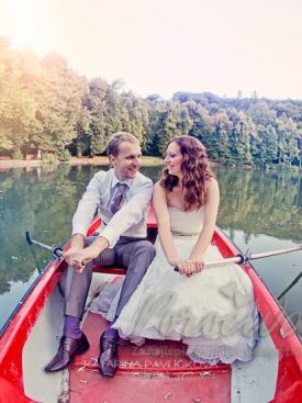 Poročni par na jezeru
